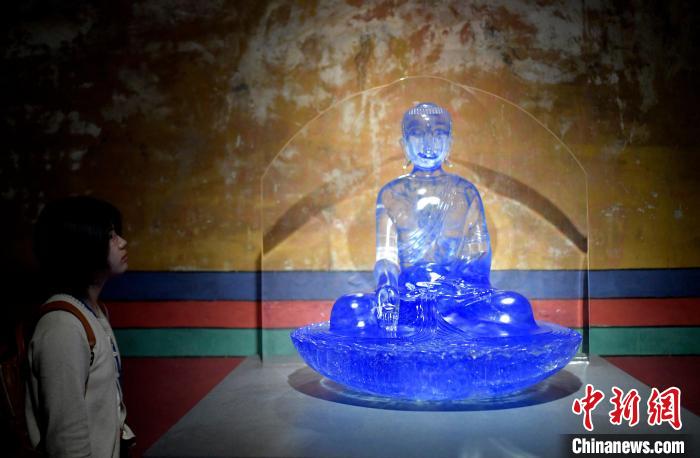 圖為觀眾正在欣賞展覽中的雕塑作品?！±盍?攝