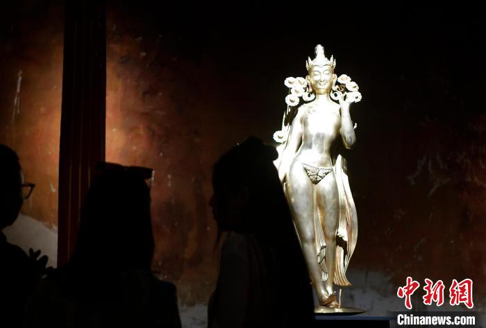 圖為觀眾正在欣賞展覽中的雕塑作品《八萬四千年》。　李林 攝