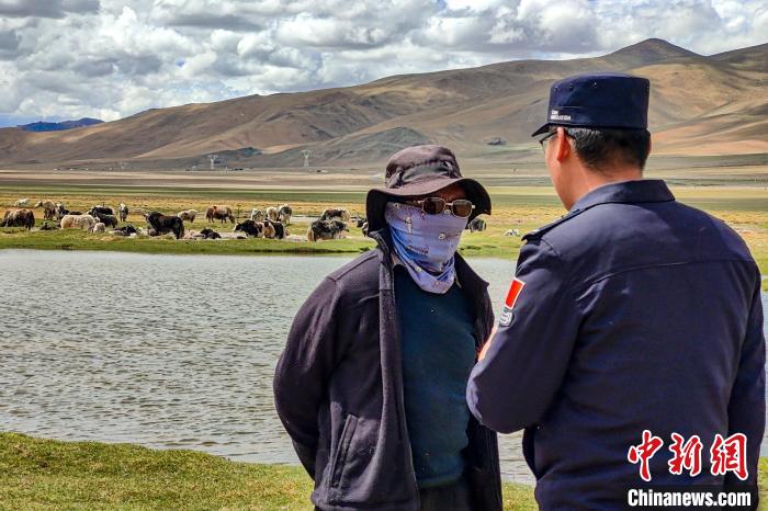 資料圖為民警何宗源在公珠湖了解牧民情況。　龍小鳳 攝