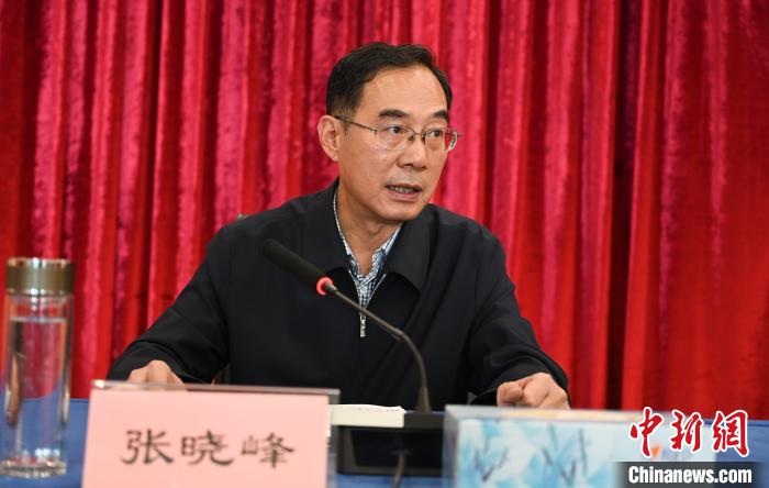 圖為西藏自治區(qū)黨委宣傳部副部長、西藏廣播電視臺黨組書記張曉峰致辭?！≮w朗 攝