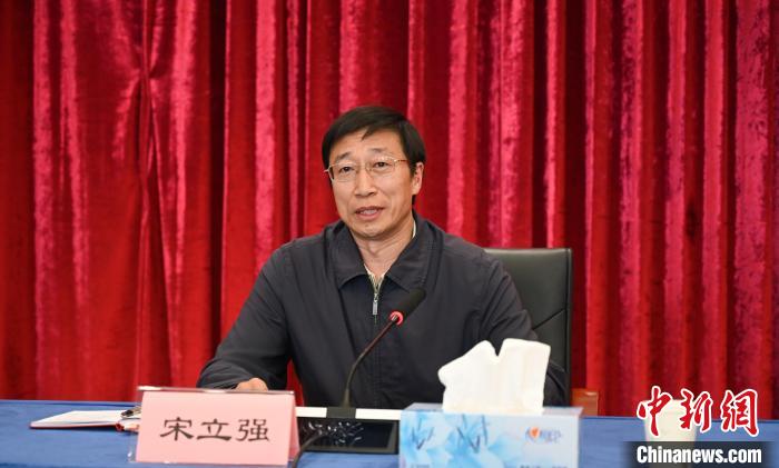 圖為西藏自治區(qū)黨委組織部副部長、第十批援藏干部人才總領(lǐng)隊(duì)宋立強(qiáng)致辭。