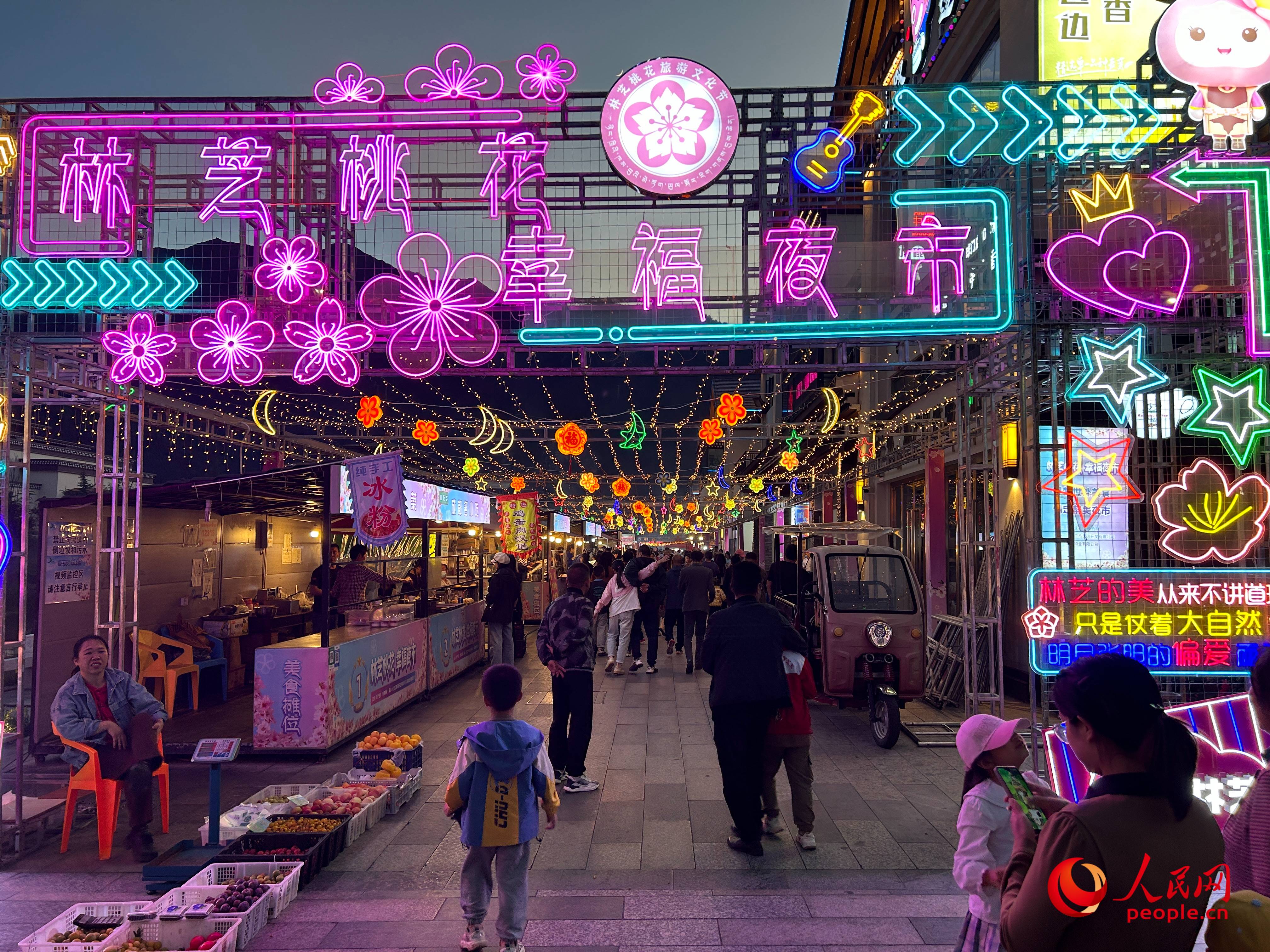 工布公園里的夜市，人來人往。人民網(wǎng) 周靜圓攝