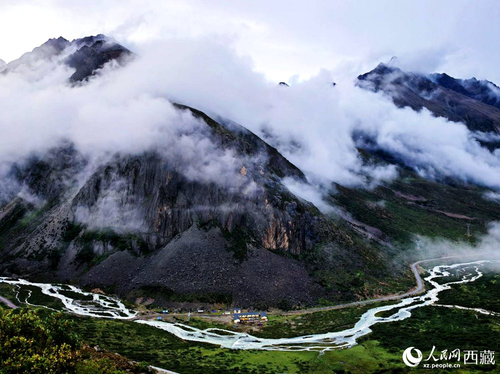 河流蜿蜒于青山間。人民網(wǎng) 李海霞攝