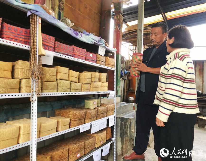 愛明（左一）給游客介紹藤竹產(chǎn)品。