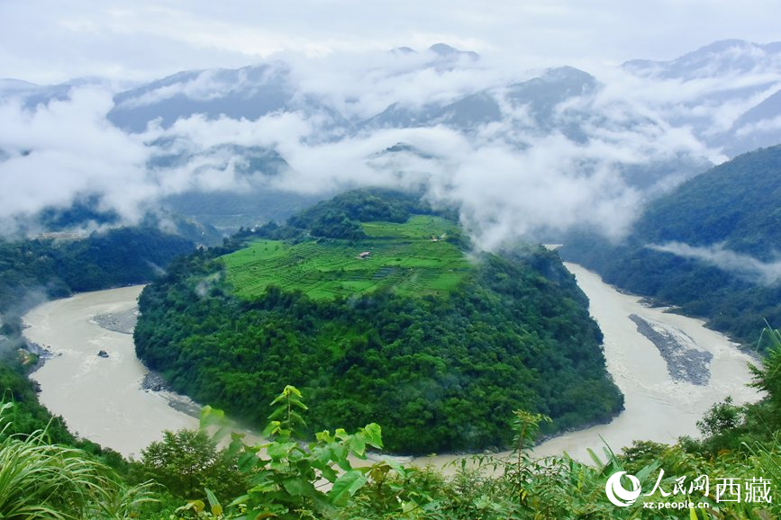 云海里的果果塘大拐彎。人民網(wǎng) 李海霞攝