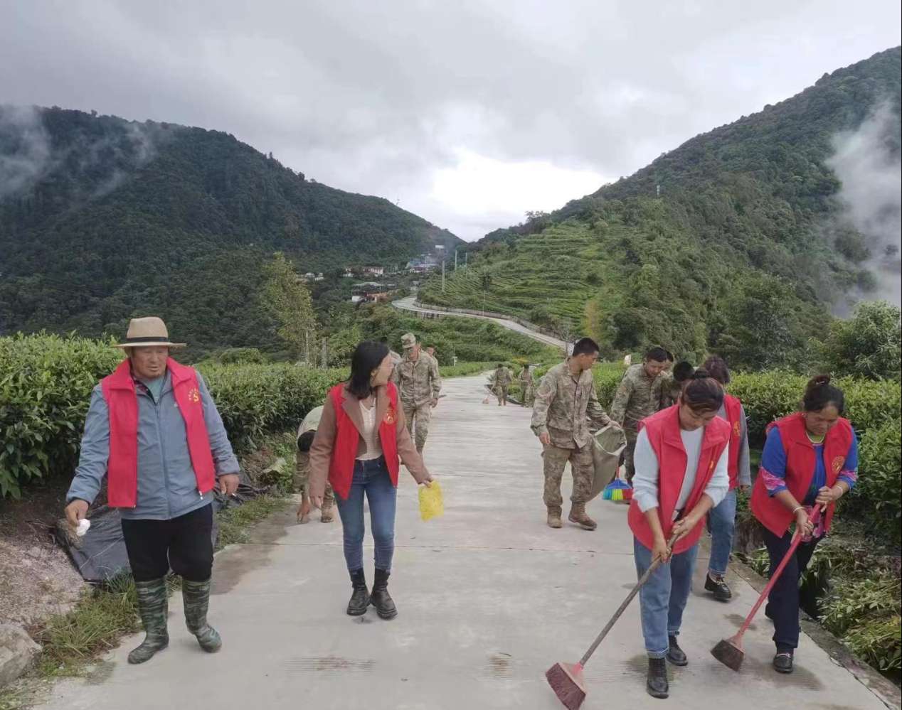 圖為：墨脫縣背崩鄉(xiāng)格林村軍地黨組織共同開展“愛我墨脫、靚我家園”主題黨日活動(dòng)