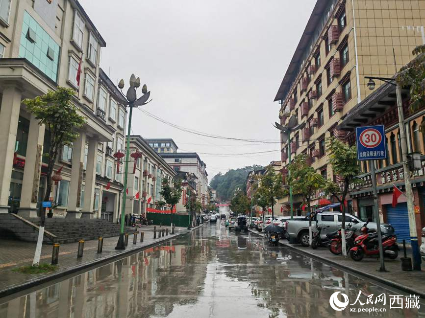 如今的墨脫縣城一應俱全。人民網(wǎng) 李海霞攝