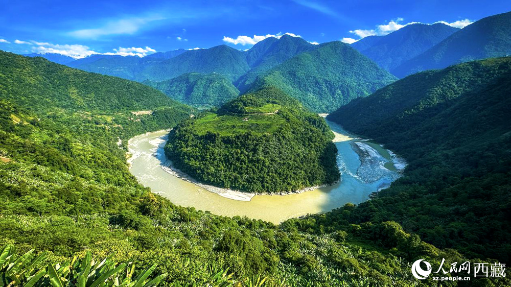 風(fēng)景秀麗、植被繁茂的西藏林芝市墨脫縣果果塘大拐彎。人民網(wǎng)記者 次仁羅布攝