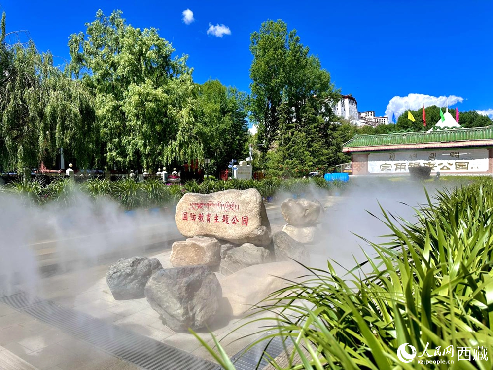 布達拉宮腳下的宗角祿康公園。