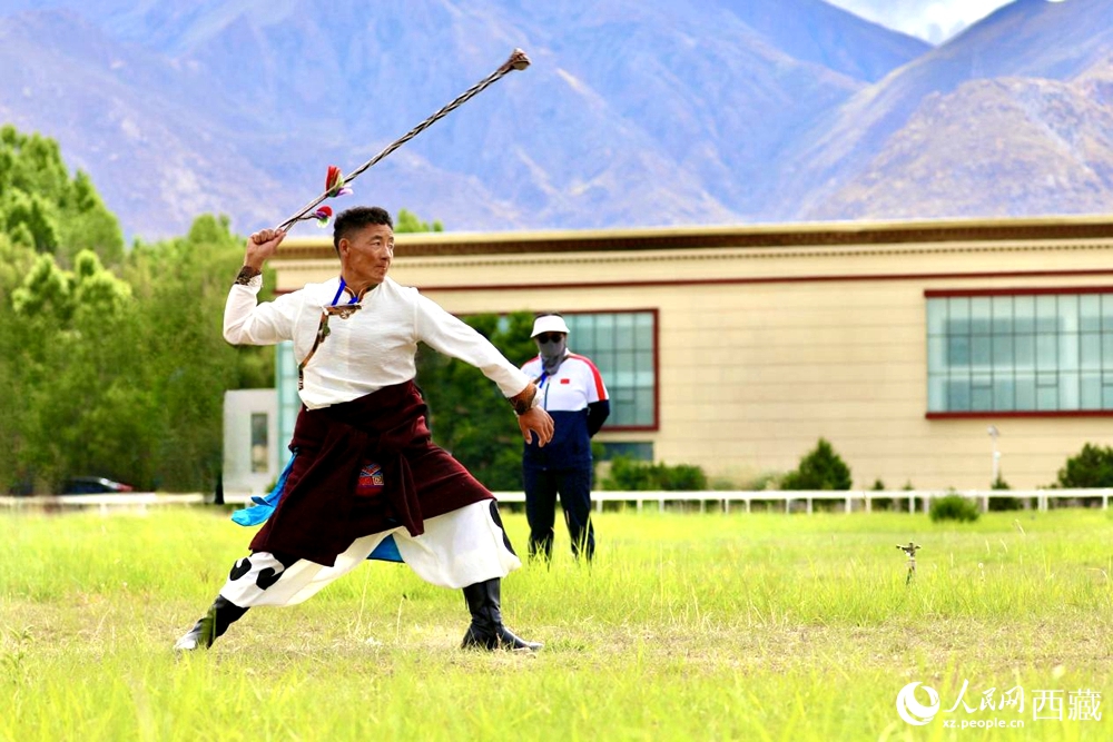 參賽選手在拉薩首屆農(nóng)牧民運(yùn)動(dòng)會(huì)上進(jìn)行“古朵”比賽（“古朵”指的是用牦牛毛或者山羊毛編織成的拋石繩，可以將石頭投擲到較遠(yuǎn)的地方，是牧民們用來放牧的工具）。