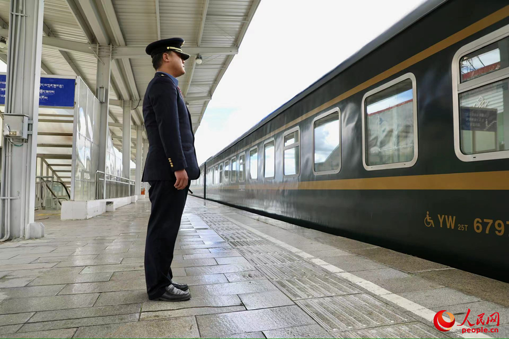 即將開(kāi)往上海的列車。人民網(wǎng)記者 次仁羅布攝