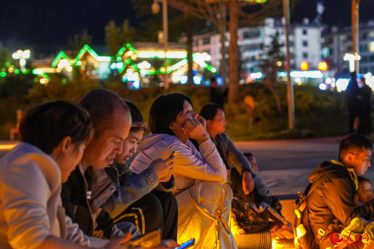 市民坐在西藏林芝市民族團(tuán)結(jié)廣場臺階上欣賞音樂噴泉。人民網(wǎng)記者 趙晨攝