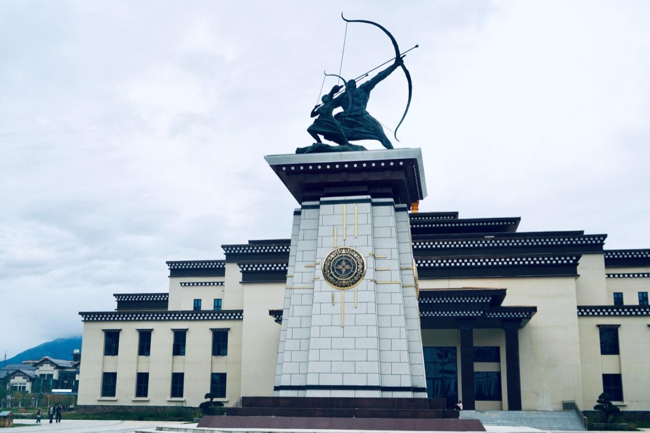 工布公園里的城市地標(biāo)雕塑——畢秀之子。人民網(wǎng)記者 益西康珠攝