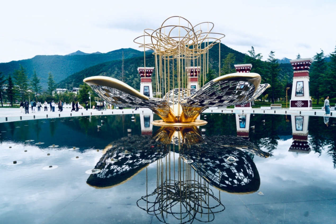 工布公園里的桃花主題雕塑——萬(wàn)樹(shù)桃花。人民網(wǎng)記者 益西康珠攝