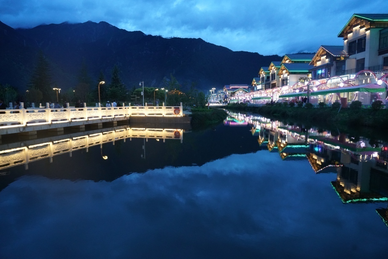工布公園的夜景。人民網(wǎng)記者 益西康珠攝