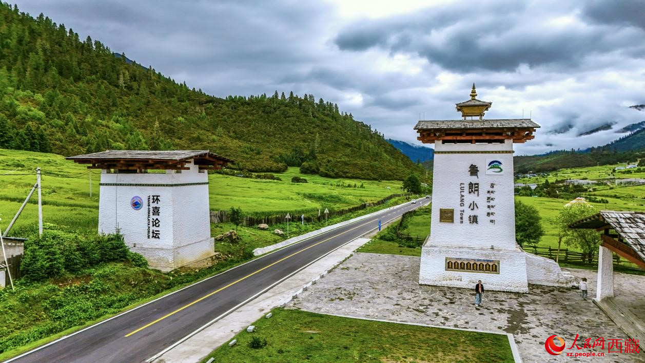 圖為魯朗小鎮(zhèn)一角。人民網(wǎng)記者 次仁羅布攝