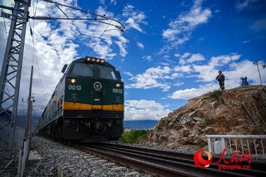 武警西藏總隊拉薩支隊執(zhí)勤八大隊官兵向駛過的火車行舉槍禮。張磊 攝