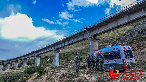 武警西藏總隊拉薩支隊執(zhí)勤八大隊官兵進行護路演練以應對突發(fā)情況。張磊 攝