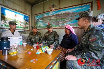 武警西藏總隊拉薩支隊執(zhí)勤八大隊官兵慰問藏族老人。何騰海 攝