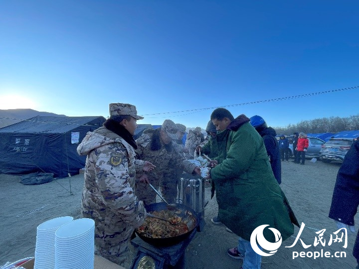 子弟兵為受災(zāi)群眾分發(fā)早餐。人民網(wǎng)記者 郝潔攝