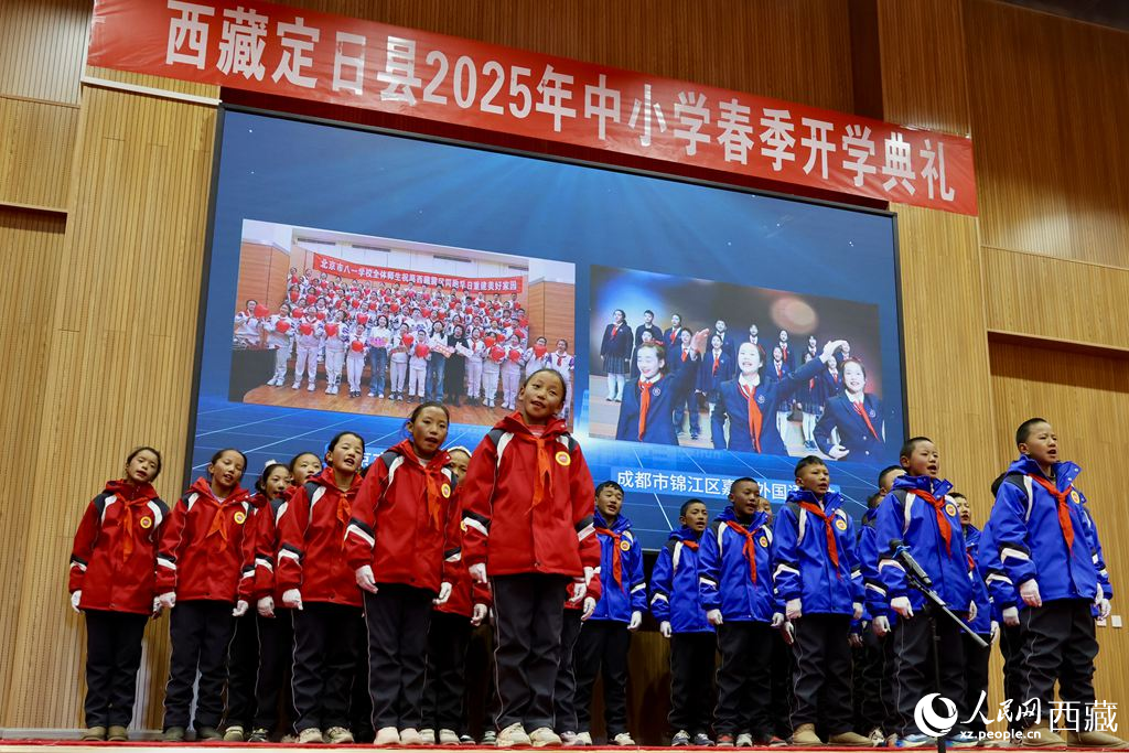 定日縣中小學(xué)生代表與北京市八一學(xué)校、成都市錦江區(qū)嘉祥外國(guó)語(yǔ)學(xué)校的師生一同唱響《把未來(lái)點(diǎn)亮》，迎來(lái)開(kāi)學(xué)第一課。人民日?qǐng)?bào)記者 鮮敢攝