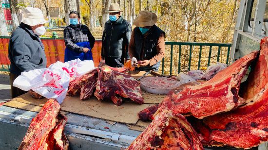 圖為市民正在買牛肉，本報(bào)記者 格桑倫珠攝(3737723)-20221201105107(1).jpg