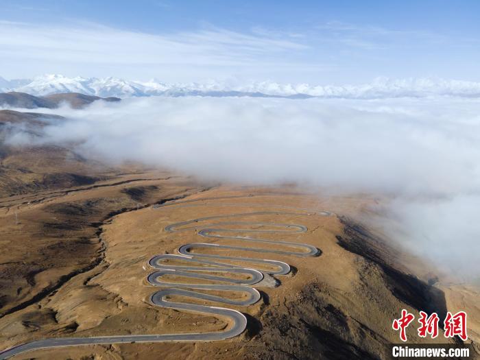 圖為西藏定日縣，前往珠穆朗瑪峰大本營(yíng)蜿蜒的公路與云海。　江飛波 攝