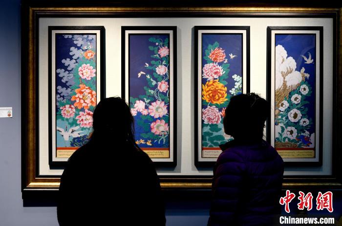 圖為5月16日，觀眾正在欣賞展覽中的新創(chuàng)唐卡作品?！±盍?攝