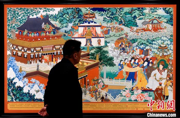 圖為5月16日，觀眾正在欣賞展覽中的新創(chuàng)唐卡作品?！±盍?攝