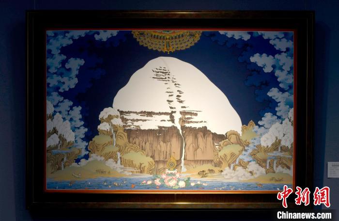 圖為5月16日，展覽中新創(chuàng)唐卡作品《岡底斯山》。　李林 攝