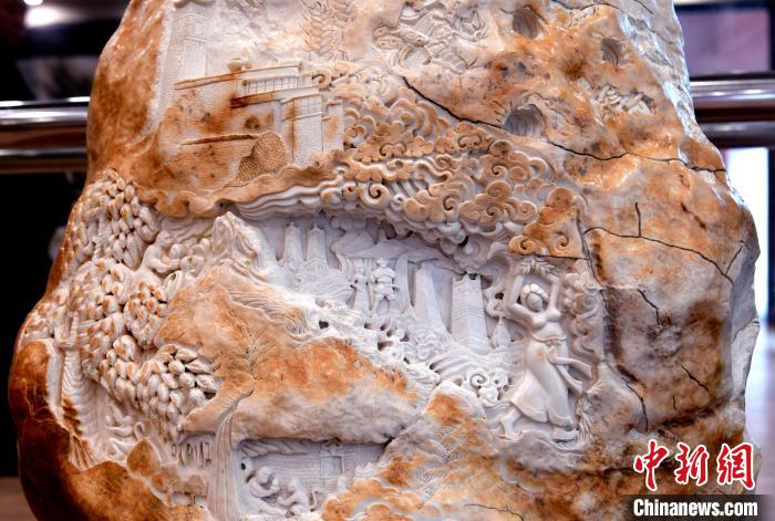 圖為5月16日，展覽中的漢白玉雕作品《猴子變?nèi)恕??！±盍?攝