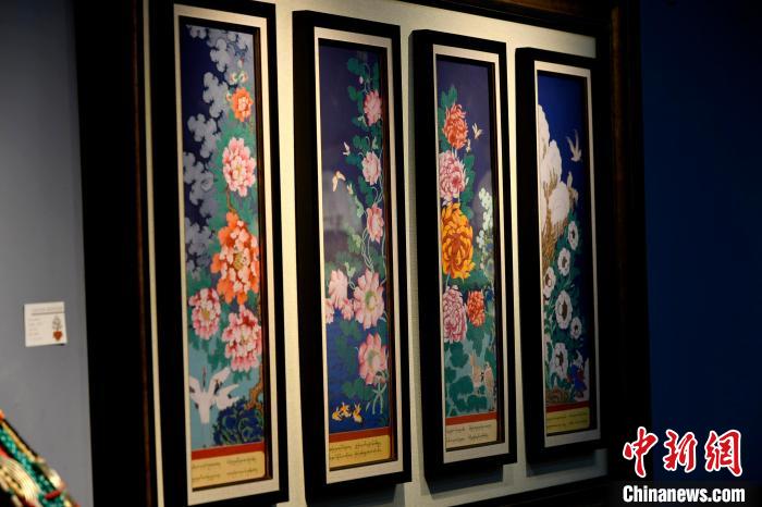 圖為5月16日，展覽中新創(chuàng)唐卡作品《四季花》?！±盍?攝