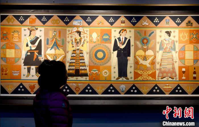 圖為5月16日，觀眾正在欣賞展覽中的新創(chuàng)唐卡作品?！±盍?攝