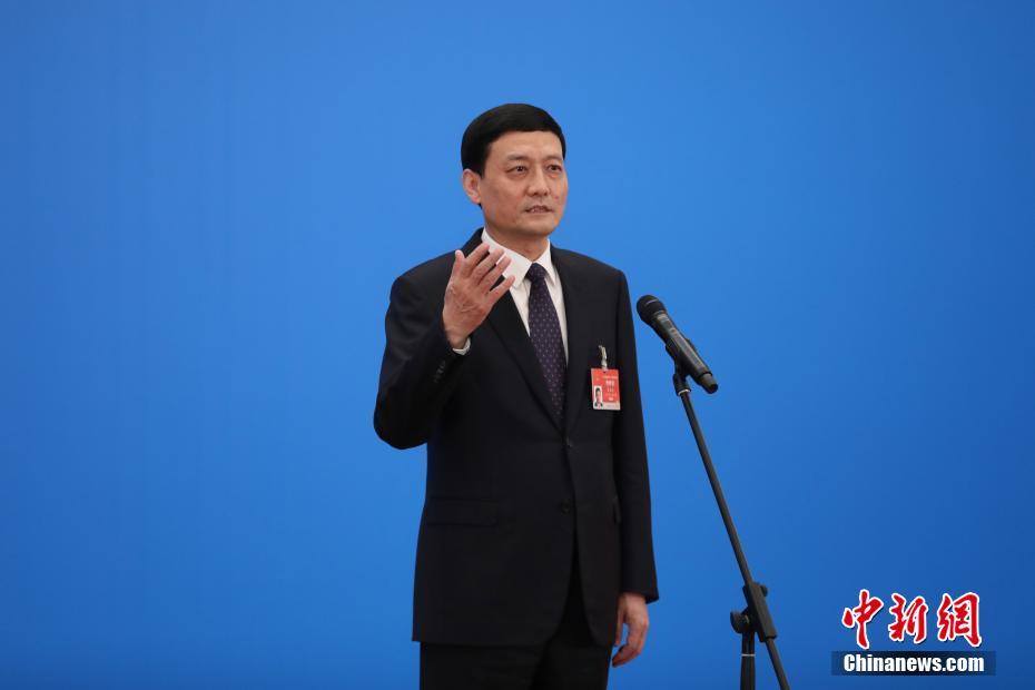 3月8日，第十三屆全國(guó)人民代表大會(huì)第四次會(huì)議舉行第二場(chǎng)“部長(zhǎng)通道”采訪活動(dòng)。圖為中國(guó)工業(yè)和信息化部部長(zhǎng)肖亞慶通過網(wǎng)絡(luò)視頻方式接受采訪。 <a target='_blank' ><p  align=