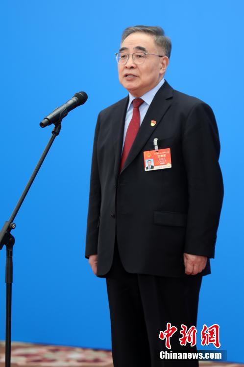 3月8日，第十三屆全國(guó)人民代表大會(huì)第四次會(huì)議舉行第二場(chǎng)“代表通道”采訪活動(dòng)。圖為全國(guó)人大代表張伯禮通過(guò)網(wǎng)絡(luò)視頻方式接受采訪。 <a target='_blank' ><p  align=