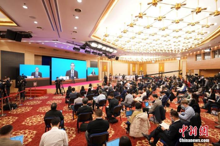 圖為記者在梅地亞中心多功能廳采訪。<a target='_blank' ><p  align=